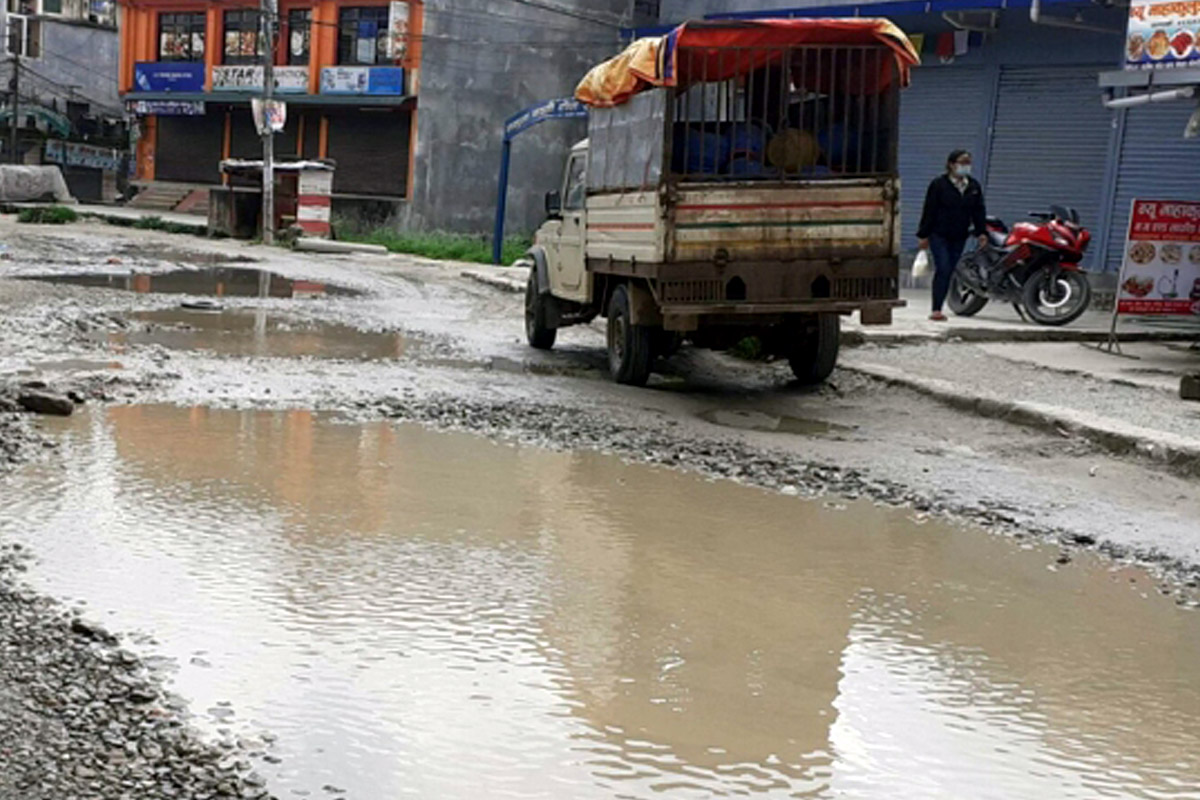 खाल्डाखुल्डी सडकमा सवारी गुडाउन समस्या